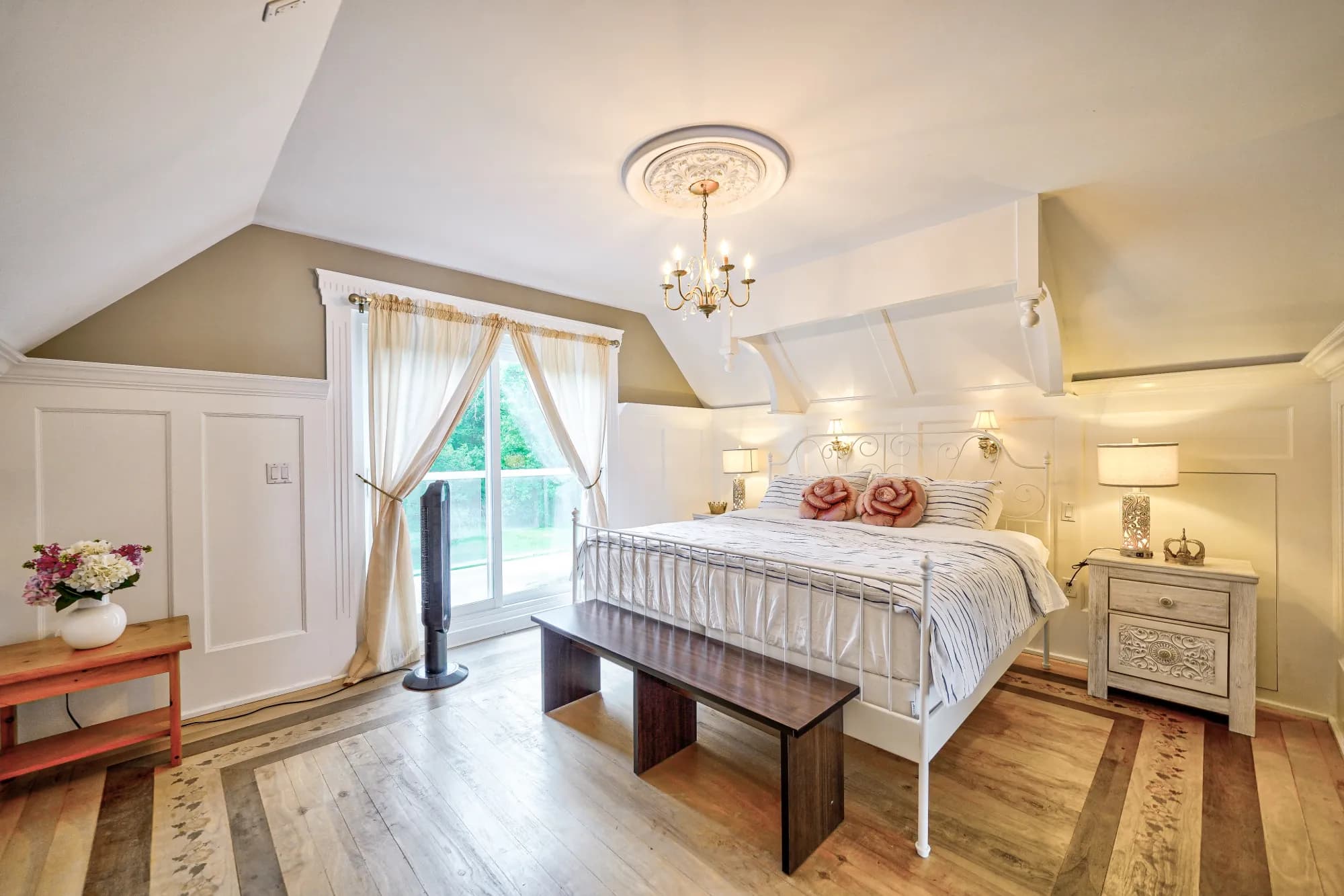 Family Lake House — Master suite