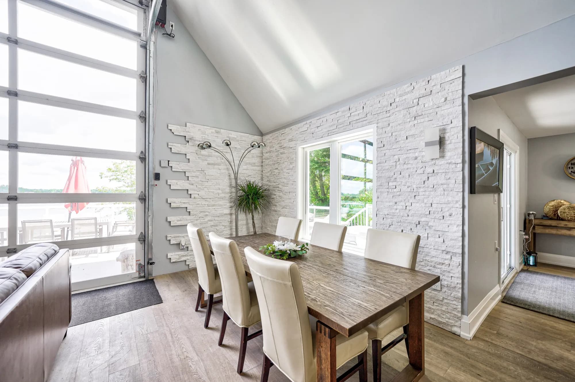 Family Lake House — Family dining