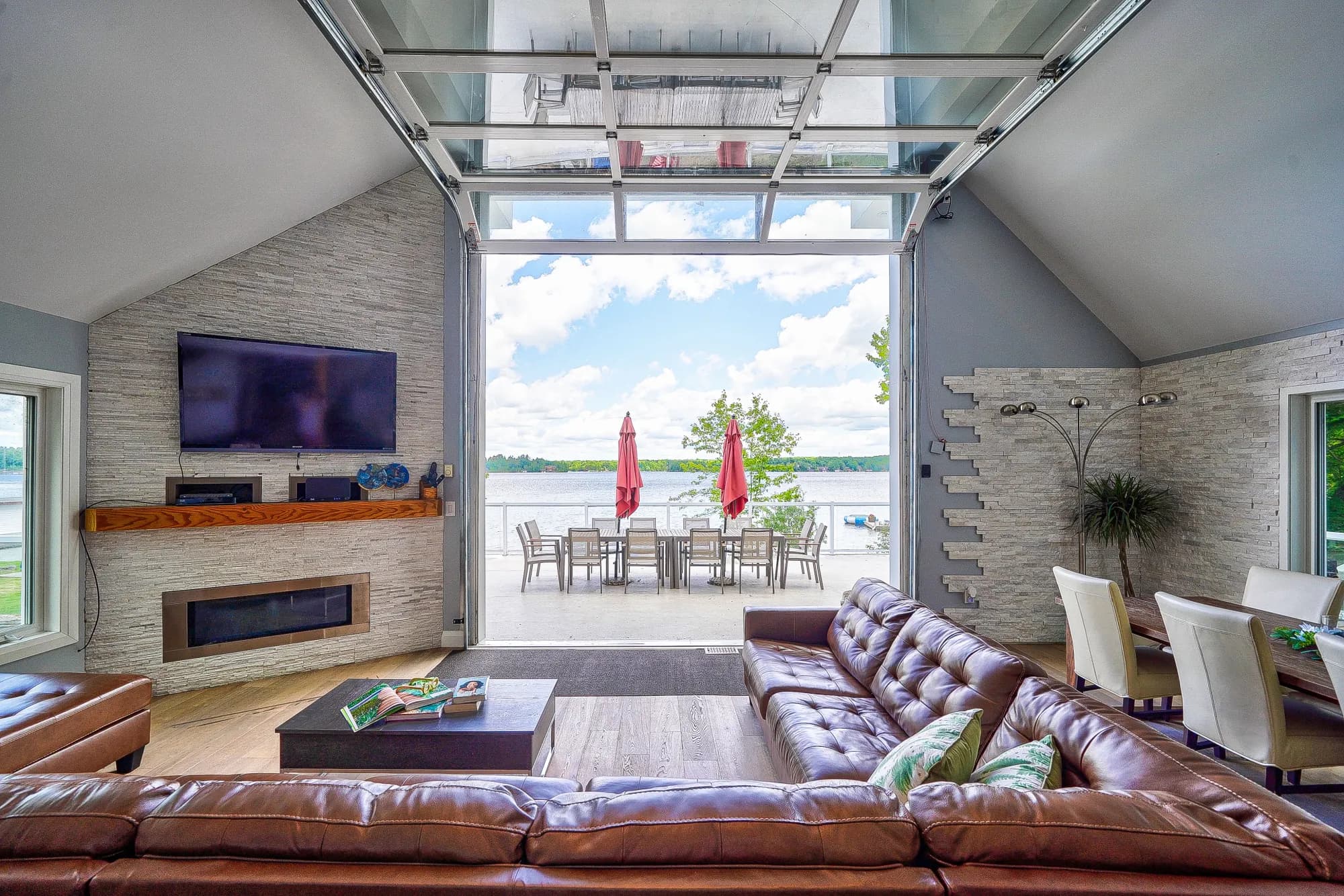 Waterfront Cottage Retreat — Lakeside great room
